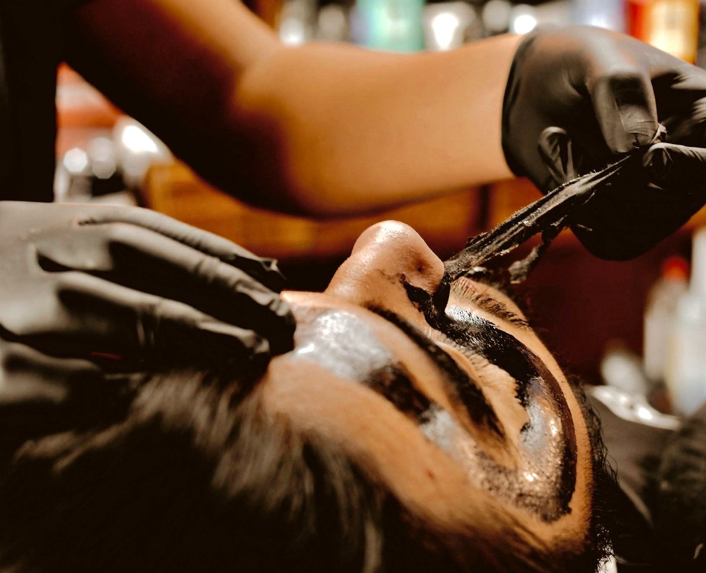 Afeitado de barba con navaja: el barbero perfila el contorno con precisión