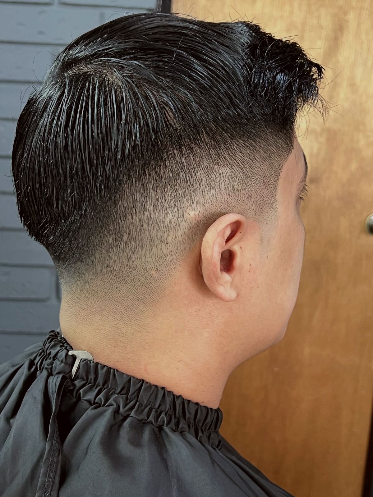 Mid fade con textura en la parte superior, vista trasera